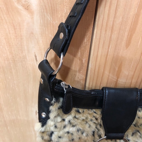 Chateau Women’s Leopard Print Purse. - Picture 4 of 12